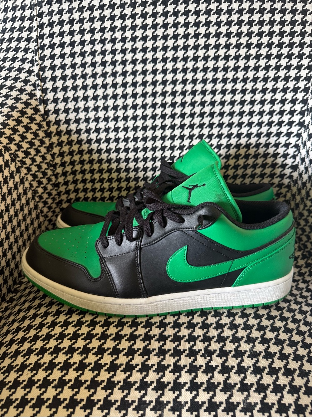 Jordan 1 Men's Low Top Athletic Shoes in Black and Green